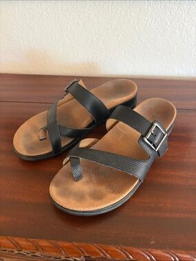 Vionic Black Leather Carmela Sandals.  Size 9. Great Used Condition!